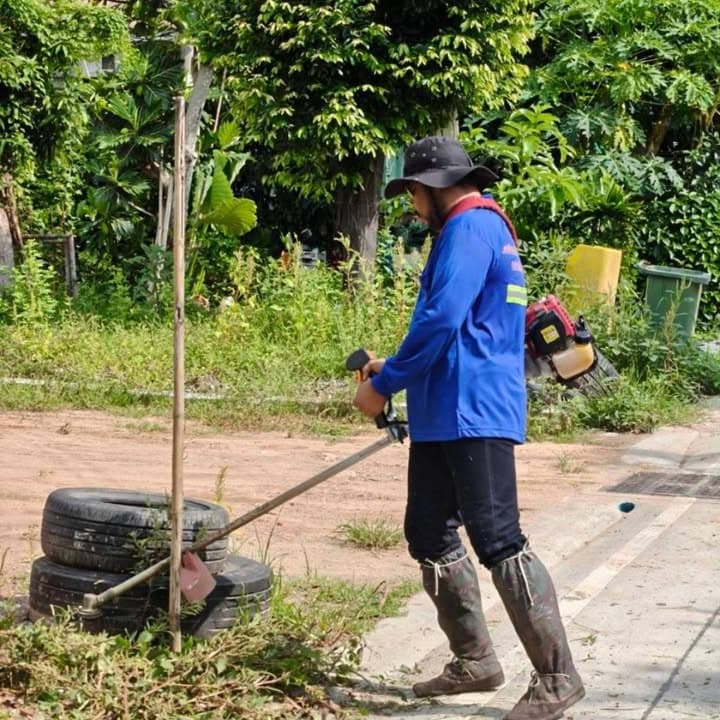 กองสาธารณสุขและสิ่งแวดล้อม ลงพื้นที่ดำเนินการปรับภูมิทัศน์ตัดแต่งกิ่งไม้และตัดหญ้าริมถนนสาธารณะในเขตพื้นที่ตำบลบางรักน้อย ภาพที่ 4