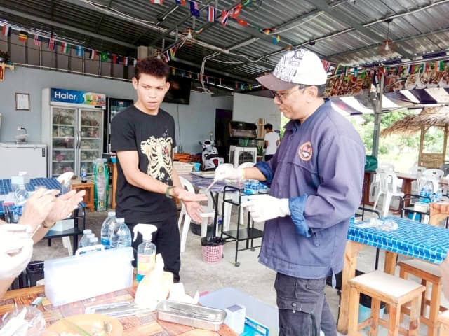 ลงพื้นที่ร่วมกับ รพสต.ในพื้นที่ ดำเนิน "โครงการร้านค้าปลอดภัย ไร้สารปนเปื้อน" ภาพที่ 9