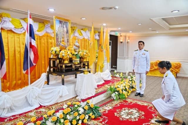 พิธีรับพระราชทานพระบรมฉายาลักษณ์ พระบาทสมเด็จพระเจ้าอยู่หัวและสมเด็จพระนางเจ้า ฯ พระบรมราชินี ภาพที่ 2