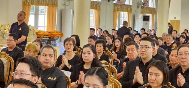ร่วมพิธีสวดพระพุทธมนต์และเจริญจิตตภาวนาอุทิศถวายพระราชกุศลแด่ สมเด็จพระนางเจ้าสิริกิติ์ พระบรมราชินีนาถ พระบรมราชชนนีพันปีหลวง (ครั้งที่ 5) ภาพที่ 11