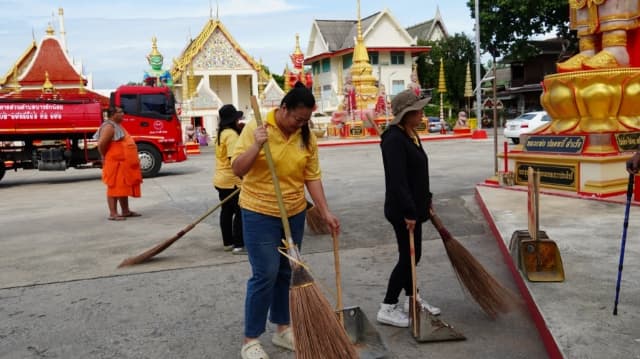 กิจกรรมทำความสะอาดวัดบางรักน้อย ภาพที่ 4