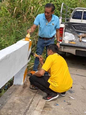 จิตอาสาทาสีสะพานในตำบลบางรักน้อย ภาพที่ 1