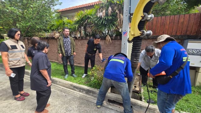 กองสาธารณสุขและสิ่งแวดล้อม ดำเนินการดูดโคลนลอกท่อระบายน้ำ ภาพที่ 1