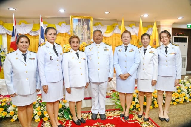 พิธีรับพระราชทานพระบรมฉายาลักษณ์ พระบาทสมเด็จพระเจ้าอยู่หัวและสมเด็จพระนางเจ้า ฯ พระบรมราชินี ภาพที่ 1