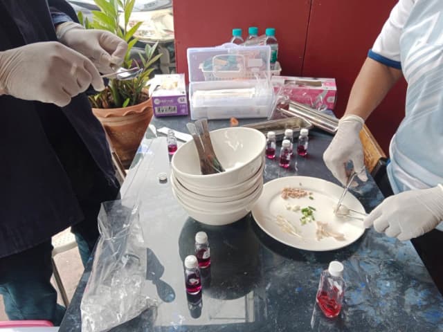 เทศบาลเมืองบางรักน้อยลง ลงพื้นที่ร่วมกับ รพสต.ในพื้นที่ ดำเนิน "โครงการร้านค้าปลอดภัย ไร้สารปนเปื้อน" ภาพที่ 8
