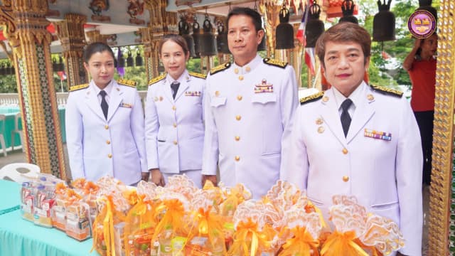 ร่วมพิธีทำบุญตักบาตร ถวายพระราชกุศลเเละพิธีถวายพระพรชัยมงคลเนื่องในวันสำคัญ วันคล้ายวันประสูติ สมเด็จพระเจ้าน้องนางเธอ เจ้าฟ้าจุฬาภรณวลัยลักษณ์ อัครราชกุมารี กรมพระศรีสวางควัฒน วรขัตติยราชนารี ภาพที่ 12