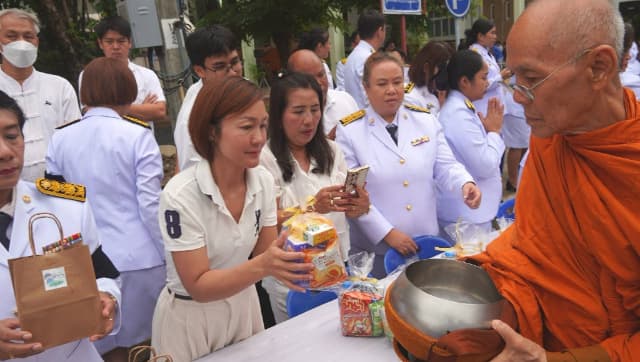 ร่วมพิธีทำบุญตักบาตรพระสงฆ์ และ ร่วมพิธีถวายเครื่องราชสักการะและวางพานพุ่ม พร้อมถวายพระพรชัยมงคล เนื่องในโอกาสวันเฉลิมพระชนมพรรษา พระบาทสมเด็จพระเจ้าอยู่หัว ภาพที่ 10