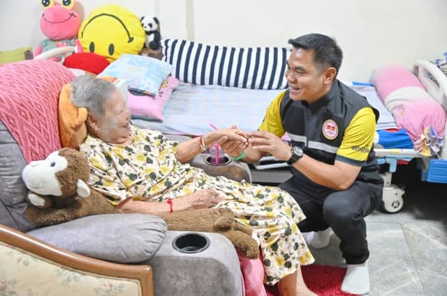 มอบเครื่องอุปโภคบริโภคและผ้าอ้อมผู้ใหญ่ ให้กับผู้ป่วยติดเตียง ในตำบลบางรักน้อย ภาพที่ 2