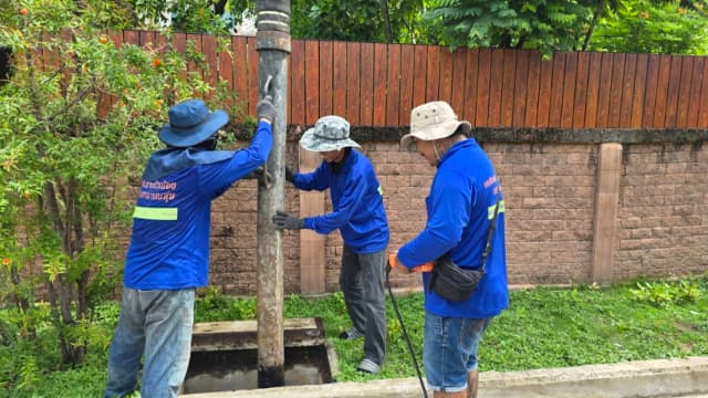 กองสาธารณสุขและสิ่งแวดล้อม ดำเนินการดูดโคลนลอกท่อระบายน้ำ ภาพที่ 9