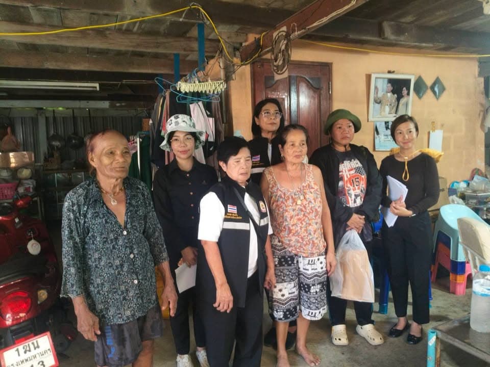 เทศบาลเมืองบางรักน้อยลงพื้นที่สำรวจและช่วยเหลือประชาชนที่ได้รับผลกระทบจากน้ำท่วม ภาพที่ 11