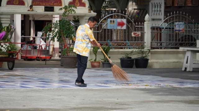 กิจกรรมทำความสะอาดวัดบางรักน้อย ภาพที่ 8