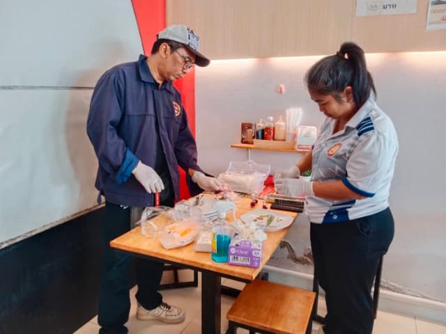 เทศบาลเมืองบางรักน้อยลง ลงพื้นที่ร่วมกับ รพสต.ในพื้นที่ ดำเนิน "โครงการร้านค้าปลอดภัย ไร้สารปนเปื้อน" ภาพที่ 13