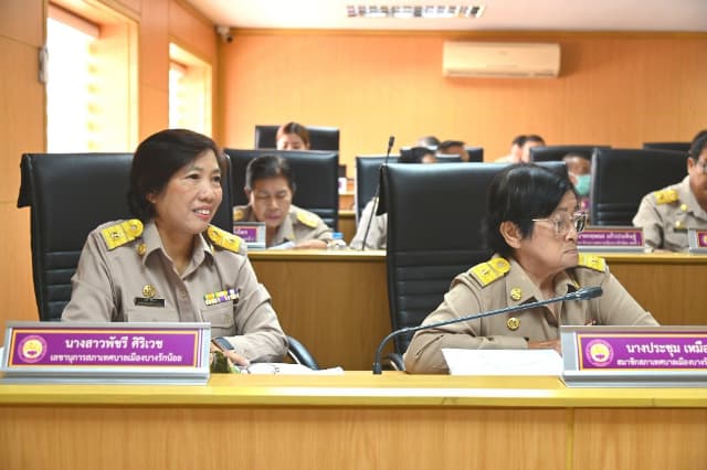 การประชุมสภาเทศบาลเมืองบางรักน้อย เพื่อร่วมพิจารณาร่างเทศบัญญัติงบประมาณรายจ่าย ประจำปีงบประมาณ พ.ศ. 2570 ภาพที่ 13