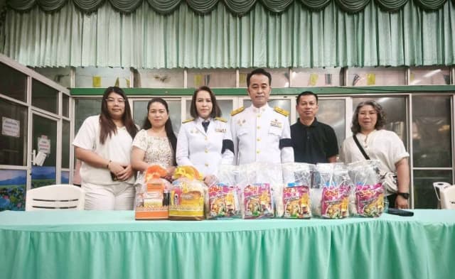 ร่วมพิธีทำบุญตักบาตร-ถวายพระพรชัยมงคล เนื่องในวันคล้ายวันประสูติ สมเด็จเจ้าฟ้าฯ กรมพระศรีสวางควัฒน วรขัตติยราชนารี ภาพที่ 12