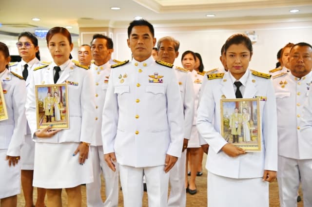 พิธีรับพระราชทานพระบรมฉายาลักษณ์ พระบาทสมเด็จพระเจ้าอยู่หัวและสมเด็จพระนางเจ้า ฯ พระบรมราชินี ภาพที่ 3