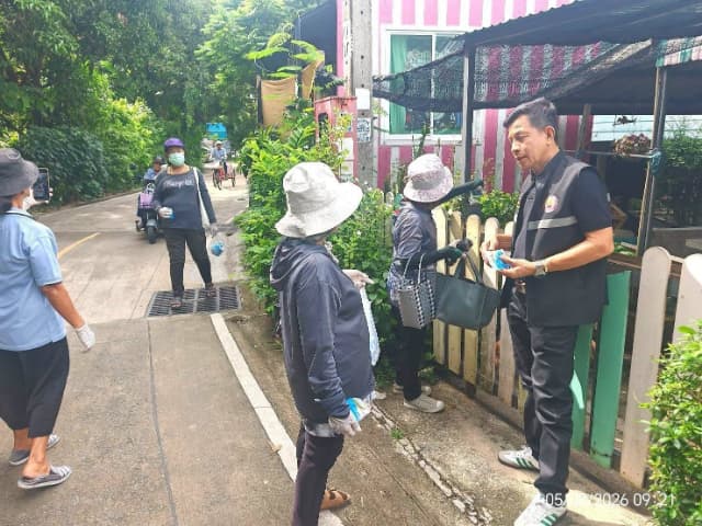 กิจกรรมรณรงค์ควบคุมและป้องกันโรคไข้เลือดออกในพื้นที่ตำบลบางรักน้อย ภาพที่ 12