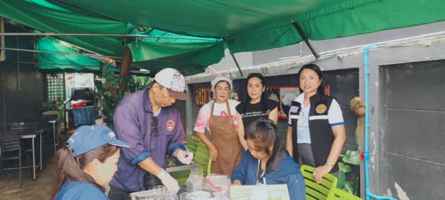 ลงพื้นที่ร่วมกับ รพสต.ในพื้นที่ ดำเนิน "โครงการร้านค้าปลอดภัย ไร้สารปนเปื้อน ภาพที่ 2