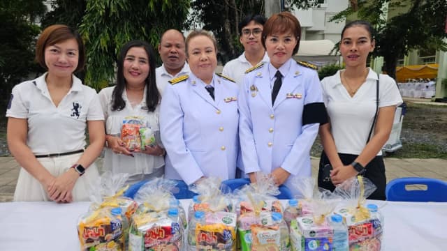 ร่วมพิธีทำบุญตักบาตรพระสงฆ์ และ ร่วมพิธีถวายเครื่องราชสักการะและวางพานพุ่ม พร้อมถวายพระพรชัยมงคล เนื่องในโอกาสวันเฉลิมพระชนมพรรษา พระบาทสมเด็จพระเจ้าอยู่หัว ภาพที่ 7