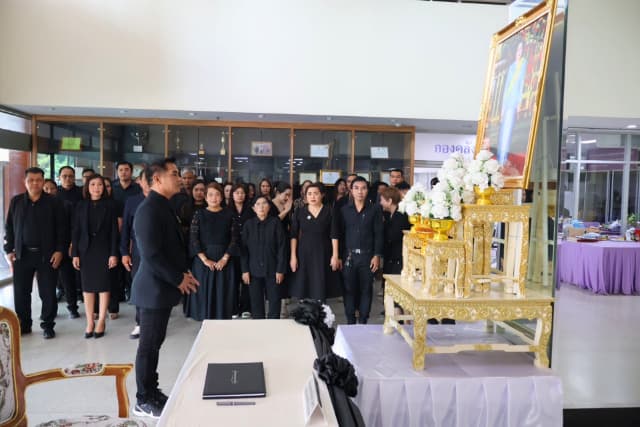 พิธีลงนามถวายความอาลัยเบื้องหน้าพระฉายาลักษณ์ สมเด็จพระนางเจ้าสิริกิติ์ พระบรมราชินีนาถ พระบรมราชชนนีพันปีหลวง ภาพที่ 12