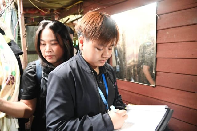 ลงพื้นที่ให้การช่วยเหลือครัวเรือนเปราะบางในเขตพื้นที่เทศบาลเมืองบางรักน้อย ภาพที่ 12
