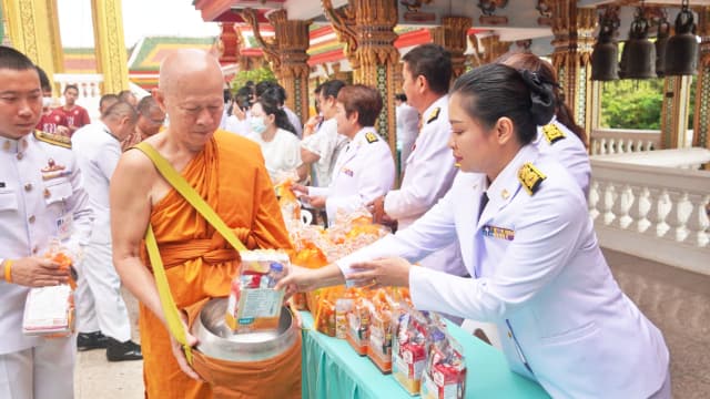 ร่วมพิธีทำบุญตักบาตร ถวายพระราชกุศลเเละพิธีถวายพระพรชัยมงคลเนื่องในวันสำคัญ วันคล้ายวันประสูติ สมเด็จพระเจ้าน้องนางเธอ เจ้าฟ้าจุฬาภรณวลัยลักษณ์ อัครราชกุมารี กรมพระศรีสวางควัฒน วรขัตติยราชนารี ภาพที่ 11
