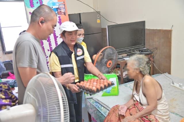 มอบเครื่องอุปโภคบริโภคและผ้าอ้อมผู้ใหญ่ ให้กับผู้ป่วยติดเตียง ในตำบลบางรักน้อย ภาพที่ 11