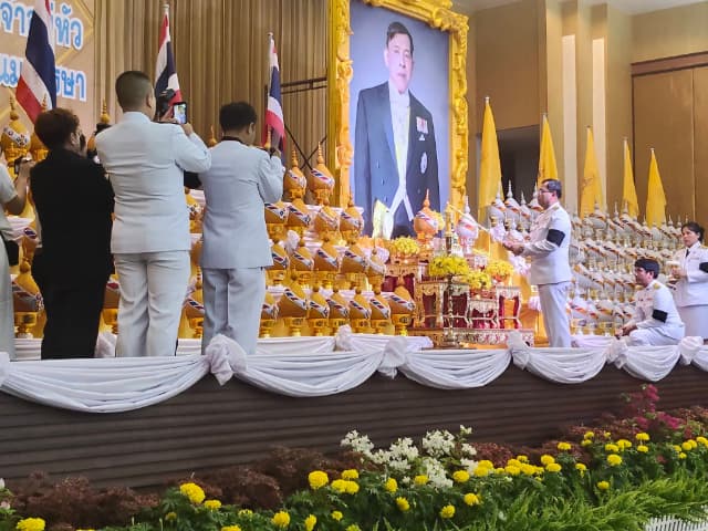 ร่วมพิธีทำบุญตักบาตรพระสงฆ์ และ ร่วมพิธีถวายเครื่องราชสักการะและวางพานพุ่ม พร้อมถวายพระพรชัยมงคล เนื่องในโอกาสวันเฉลิมพระชนมพรรษา พระบาทสมเด็จพระเจ้าอยู่หัว ภาพที่ 18