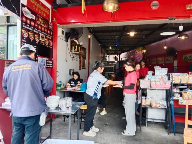 เทศบาลเมืองบางรักน้อยลง ลงพื้นที่ร่วมกับ รพสต.ในพื้นที่ ดำเนิน "โครงการร้านค้าปลอดภัย ไร้สารปนเปื้อน" ภาพที่ 6