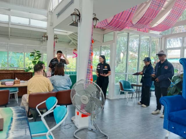 ลงพื้นที่ตรวจสถานประกอบการเพื่อเฝ้าระวังและสร้างความปลอดภัยแก่ประชาชน ภาพที่ 4