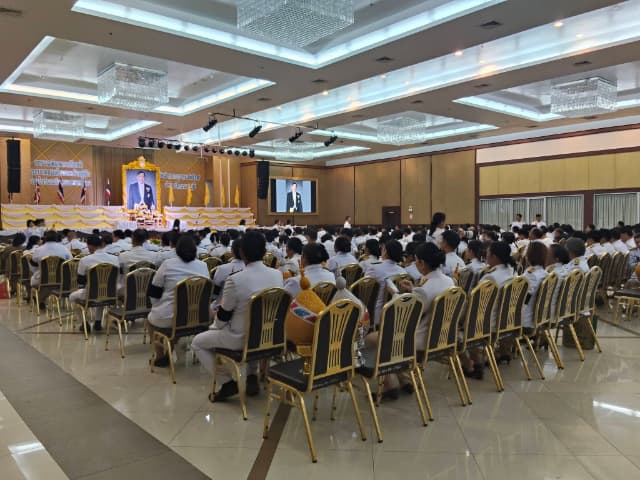 ร่วมพิธีทำบุญตักบาตรพระสงฆ์ และ ร่วมพิธีถวายเครื่องราชสักการะและวางพานพุ่ม พร้อมถวายพระพรชัยมงคล เนื่องในโอกาสวันเฉลิมพระชนมพรรษา พระบาทสมเด็จพระเจ้าอยู่หัว ภาพที่ 28
