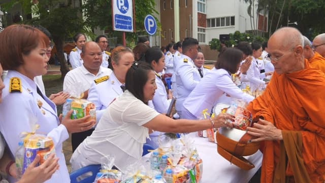 ร่วมพิธีทำบุญตักบาตรพระสงฆ์ และ ร่วมพิธีถวายเครื่องราชสักการะและวางพานพุ่ม พร้อมถวายพระพรชัยมงคล เนื่องในโอกาสวันเฉลิมพระชนมพรรษา พระบาทสมเด็จพระเจ้าอยู่หัว ภาพที่ 1