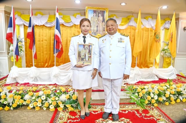 พิธีรับพระราชทานพระบรมฉายาลักษณ์ พระบาทสมเด็จพระเจ้าอยู่หัวและสมเด็จพระนางเจ้า ฯ พระบรมราชินี ภาพที่ 9
