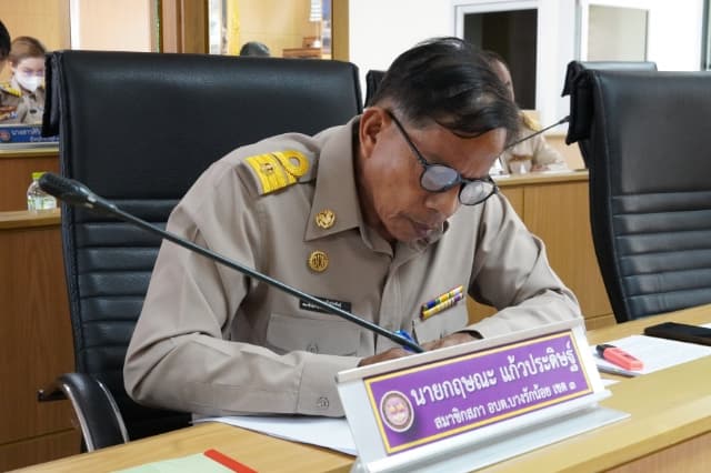 การประชุมสภาองค์การบริหารส่วนตำบลบางรักน้อย สมัยสามัญ สมัยที่ 1 ครั้งที่ 1/2567 ภาพที่ 4