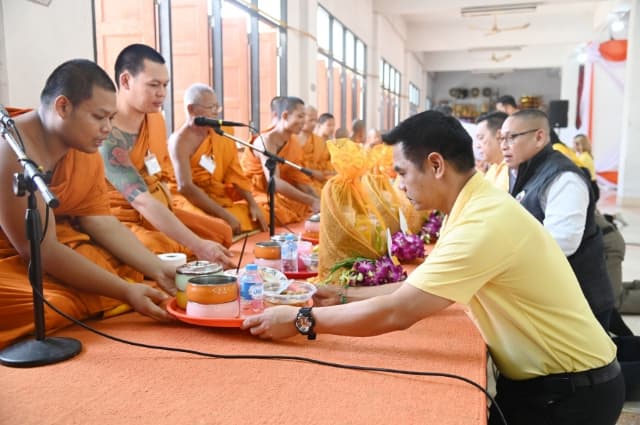 พิธีทำบุญตักบาตรข้าวสารอาหารแห้งและเจริญพระพุทธมนต์ ภาพที่ 6