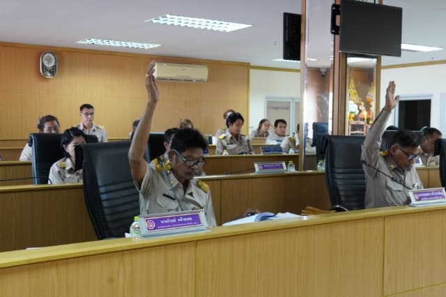 การประชุมสภาองค์การบริหารส่วนตำบลบางรักน้อย สมัยสามัญ สมัยที่ 1 ครั้งที่ 1/2567 ภาพที่ 8