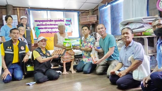 มอบเครื่องอุปโภคบริโภคและผ้าอ้อมผู้ใหญ่ ให้กับผู้ป่วยติดเตียง ในตำบลบางรักน้อย ภาพที่ 7