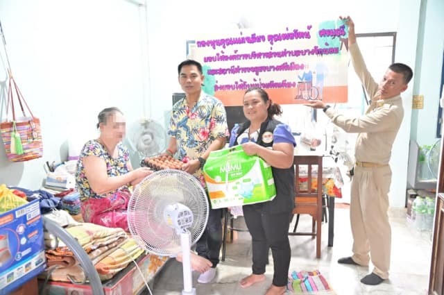 มอบเครื่องอุปโภคบริโภคและผ้าอ้อมผู้ใหญ่ ให้กับผู้ป่วยติดเตียง ในตำบลบางรักน้อย ภาพที่ 16