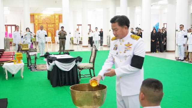 พิธีถวายน้ำสรงพระศพเบื้องหน้าพระฉายาลักษณ์ สมเด็จพระนางเจ้าสิริกิติ์ พระบรมราชินีนาถ พระบรมราชชนนีพันปีหลวง ภาพที่ 9