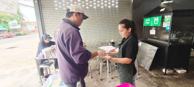ลงพื้นที่ร่วมกับ รพสต.ในพื้นที่ ดำเนิน "โครงการร้านค้าปลอดภัย ไร้สารปนเปื้อน ภาพที่ 10