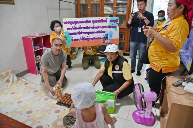 มอบเครื่องอุปโภคบริโภคและผ้าอ้อมผู้ใหญ่ ให้กับผู้ป่วยติดเตียง ในตำบลบางรักน้อย ภาพที่ 15
