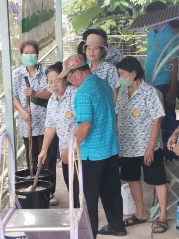 กิจกรรมคลองสวยน้ำใส สอนทำน้ำหมักจุลินทรีย์ให้กรรมการหมู่บ้านและลูกบ้าน ภาพที่ 1
