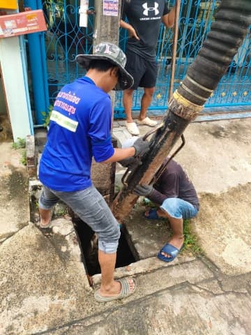 กองสาธารณสุขและสิ่งแวดล้อม ดำเนินการดูดลอกท่อระบายน้ำ หมู่บ้านนนทรีปาร์ค หมู่ที่ 3 ภาพที่ 13