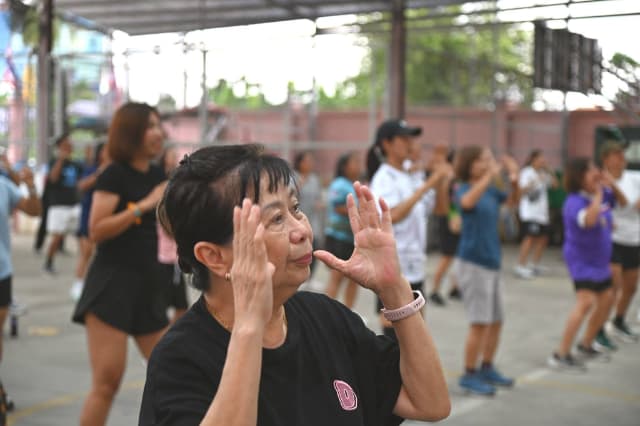 ภาพความประทับใจกิจกรรมเต้นแอโรบิค "เสืยเหงื่อกันหน่อยไหม?" ภายใต้โครงการส่งเสริมสุขภาพประชาชนด้วยการออกกำลังการเต้นแอโรบิค ในวันศุกร์ที่ 21 สิงหาคม 2569 ภาพที่ 34