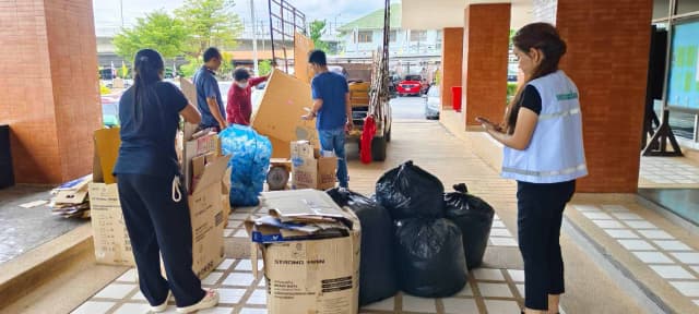 กิจกรรมซื้อขายขยะ ภายใต้โครงการคัดแยกขยะเพื่อชุมชนสะอาด ณ เทศบาลเมืองบางรักน้อย ภาพที่ 4