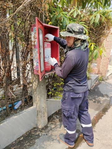 งานป้องกันและบรรเทาสาธารณภัย ลงพื้นที่ตรวจเช็คและบำรุงรักษาถังดับเพลิงที่ติดตั้งไว้ในตำบลบางรักน้อย ภาพที่ 3