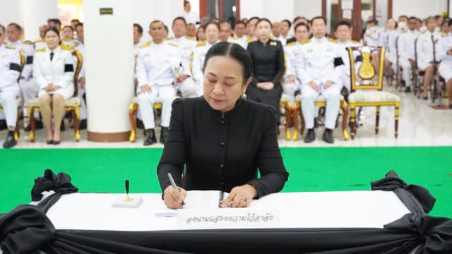 พิธีถวายน้ำสรงพระศพเบื้องหน้าพระฉายาลักษณ์ สมเด็จพระนางเจ้าสิริกิติ์ พระบรมราชินีนาถ พระบรมราชชนนีพันปีหลวง ภาพที่ 6