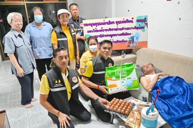 มอบเครื่องอุปโภคบริโภคและผ้าอ้อมผู้ใหญ่ ให้กับผู้ป่วยติดเตียง ในตำบลบางรักน้อย ภาพที่ 12
