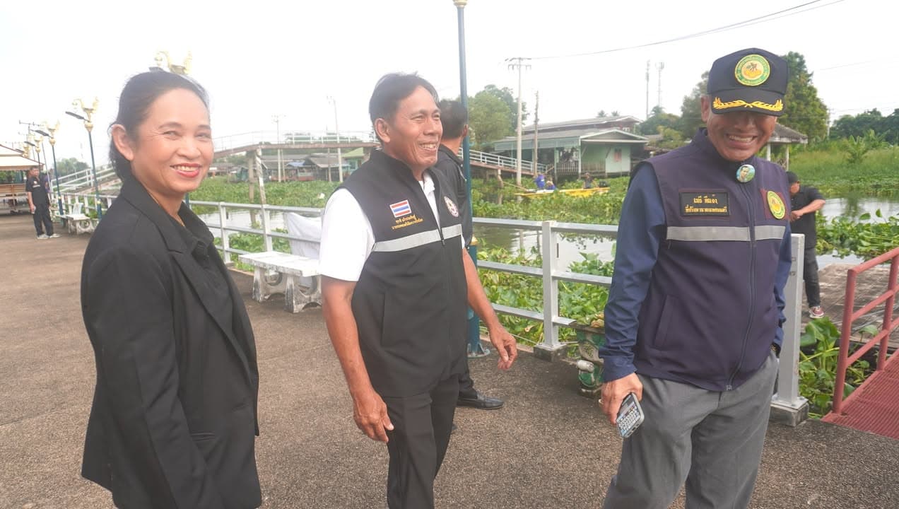 เทศบาลเมืองบางรักน้อยร่วมมือกับเทศบาลเมืองบางกร่าง เร่งเก็บผักตบชวาในคลองอ้อม ภาพที่ 11