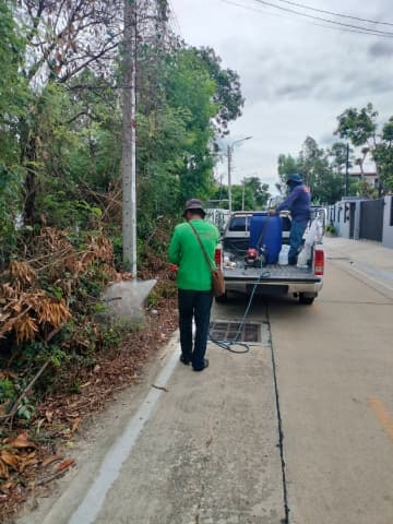 กองสาธารณสุขและสิ่งแวดล้อม ดำเนินการพ่นยาฆ่าหญ้า บริเวณริมถนน หมู่บ้านสิรภัทร 5 ภาพที่ 3