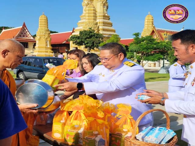 ร่วมพิธีทำบุญตักบาตร ถวายพระราชกุศลเเละพิธีถวายพระพรชัยมงคลเนื่องในวันสำคัญ วันคล้ายวันประสูติ พระเจ้าวรวงศ์เธอ พระองค์เจ้าโสมสวลี กรมหมื่นสุทธนารีนาถ ภาพที่ 4